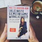 Mai Thi Nguyen-Kim Instagram – “Die kleinste gemeinsame Wirklichkeit” – daran habe ich über ein Jahr lang gearbeitet, mein bisher größtes Herzensprojekt. (Und der Grund dafür, dass ihr die letzten Monate so wenig von mir gehört habt.)

Ich weiß nicht, wie es euch geht – aber mich frustriert nicht nur die Pandemie, sondern auch das angespannte Debattenklima. Wir verlieren die Fähigkeit, uns auf wissenschaftliche Fakten zu einigen, gleichzeitig halten wir verbissen an persönlichen Meinungen fest, als seien sie Naturgesetze.
Deswegen habe ich mich in diesem Buch auf die Suche begeben nach der kleinsten gemeinsamen Wirklichkeit. Es soll nicht zur Kontroverse beitragen, sondern – im Gegenteil – Hitze rausnehmen. Ich wollte nicht nur herausfinden, worauf wir uns tatsächlich einigen können, sondern auch – und das ist eigentlich viel spannender -, wo die Fakten aufhören, wo Zahlen und wissenschaftliche Erkenntnisse noch fehlen, wo wir unterschiedliche Meinungen aushalten sollten oder vielleicht sogar wieder Spaß daran finden, sie uns sportlich gegenseitig an den Kopf zu werfen. Ich bin davon überzeugt, dass man vielleicht nicht weniger, aber dafür besser, konstruktiver, lösungsorientierter streiten kann, wenn man eine kleinste gemeinsame Wirklichkeit teilt.

Es war so verdammt viel Arbeit, dass ich denke, dass ich nie wieder ein Buch schreiben will 😄 Aber umso stolzer bin ich gerade, dass ich es geschafft habe und dass ich es nun tatsächlich in den Händen halten kann. Es kommt offiziell am Montag, am 1. März, raus, aber es ist jetzt schon überall verfügbar – Werbung! – Link im Profil. Ich bin so gespannt, was ihr sagt, Freunde der Sonne. Ich wünsche euch ganz viel Spaß beim Lesen. 

#kleinstegemeinsamewirklichkeit