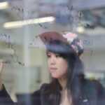 Mai Thi Nguyen-Kim Instagram – #throwbackfriday 
Wissenschaftler haben weder Papier noch Laptop und müssen immer an Scheiben schreiben. Schlimm.
Dieses Foto entstand in meinem alten Labor in Aachen, wo ich den Großteil meiner Doktorarbeit gemacht habe. Aachen ist eine seltsame Stadt. Kein Fluss, viel Regen und überall nur Maschinenbauer. 😉 
Aber ich hatte so eine gute Zeit dort und habe so viele tolle Menschen kennen gelernt. Ich habe in Aachen sogar mein erstes Video ever gedreht, “Dancing Drug Delivery”, in dem wir meine Forschung vertanzt haben 😂 Ach ja, good times.
Ich habe wegen meiner Schwangerschaft alle #komischalleschemisch Lesungen für dieses Jahr abgesagt bzw. auf nächstes Jahr verschoben – außer Aachen. Ich war schon so lange nicht mehr da, das wollte ich mir nicht nehmen lassen. 
Also: Am Freitag, den 27. September, gebe ich um 20:00 (Ort: Mayersche in der Innenstadt) meine letzte Lesung für dieses Jahr. Save the Date!