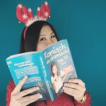 Mai Thi Nguyen-Kim Instagram - Ich weiß, ihr wollt bestimmt alle #komischalleschemisch zu Weihnachten haben oder verschenken 🤓 Es gibt dieses Jahr noch eine letzte Chance (signierte!) Bücher zu gewinnen, und zwar beim @ausbildungsquiz! Schaut da vorbei, im aktuellen Post erkläre ich euch die Teilnahmeregeln 👩🏻‍🔬