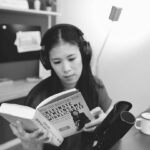 Mai Thi Nguyen-Kim Instagram – “Die kleinste gemeinsame Wirklichkeit” – daran habe ich über ein Jahr lang gearbeitet, mein bisher größtes Herzensprojekt. (Und der Grund dafür, dass ihr die letzten Monate so wenig von mir gehört habt.)

Ich weiß nicht, wie es euch geht – aber mich frustriert nicht nur die Pandemie, sondern auch das angespannte Debattenklima. Wir verlieren die Fähigkeit, uns auf wissenschaftliche Fakten zu einigen, gleichzeitig halten wir verbissen an persönlichen Meinungen fest, als seien sie Naturgesetze.
Deswegen habe ich mich in diesem Buch auf die Suche begeben nach der kleinsten gemeinsamen Wirklichkeit. Es soll nicht zur Kontroverse beitragen, sondern – im Gegenteil – Hitze rausnehmen. Ich wollte nicht nur herausfinden, worauf wir uns tatsächlich einigen können, sondern auch – und das ist eigentlich viel spannender -, wo die Fakten aufhören, wo Zahlen und wissenschaftliche Erkenntnisse noch fehlen, wo wir unterschiedliche Meinungen aushalten sollten oder vielleicht sogar wieder Spaß daran finden, sie uns sportlich gegenseitig an den Kopf zu werfen. Ich bin davon überzeugt, dass man vielleicht nicht weniger, aber dafür besser, konstruktiver, lösungsorientierter streiten kann, wenn man eine kleinste gemeinsame Wirklichkeit teilt.

Es war so verdammt viel Arbeit, dass ich denke, dass ich nie wieder ein Buch schreiben will 😄 Aber umso stolzer bin ich gerade, dass ich es geschafft habe und dass ich es nun tatsächlich in den Händen halten kann. Es kommt offiziell am Montag, am 1. März, raus, aber es ist jetzt schon überall verfügbar – Werbung! – Link im Profil. Ich bin so gespannt, was ihr sagt, Freunde der Sonne. Ich wünsche euch ganz viel Spaß beim Lesen. 

#kleinstegemeinsamewirklichkeit