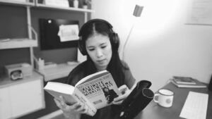 Mai Thi Nguyen-Kim Instagram - "Die kleinste gemeinsame Wirklichkeit" - daran habe ich über ein Jahr lang gearbeitet, mein bisher größtes Herzensprojekt. (Und der Grund dafür, dass ihr die letzten Monate so wenig von mir gehört habt.)

Ich weiß nicht, wie es euch geht - aber mich frustriert nicht nur die Pandemie, sondern auch das angespannte Debattenklima. Wir verlieren die Fähigkeit, uns auf wissenschaftliche Fakten zu einigen, gleichzeitig halten wir verbissen an persönlichen Meinungen fest, als seien sie Naturgesetze.
Deswegen habe ich mich in diesem Buch auf die Suche begeben nach der kleinsten gemeinsamen Wirklichkeit. Es soll nicht zur Kontroverse beitragen, sondern - im Gegenteil - Hitze rausnehmen. Ich wollte nicht nur herausfinden, worauf wir uns tatsächlich einigen können, sondern auch - und das ist eigentlich viel spannender -, wo die Fakten aufhören, wo Zahlen und wissenschaftliche Erkenntnisse noch fehlen, wo wir unterschiedliche Meinungen aushalten sollten oder vielleicht sogar wieder Spaß daran finden, sie uns sportlich gegenseitig an den Kopf zu werfen. Ich bin davon überzeugt, dass man vielleicht nicht weniger, aber dafür besser, konstruktiver, lösungsorientierter streiten kann, wenn man eine kleinste gemeinsame Wirklichkeit teilt.

Es war so verdammt viel Arbeit, dass ich denke, dass ich nie wieder ein Buch schreiben will 😄 Aber umso stolzer bin ich gerade, dass ich es geschafft habe und dass ich es nun tatsächlich in den Händen halten kann. Es kommt offiziell am Montag, am 1. März, raus, aber es ist jetzt schon überall verfügbar - Werbung! - Link im Profil. Ich bin so gespannt, was ihr sagt, Freunde der Sonne. Ich wünsche euch ganz viel Spaß beim Lesen. 

#kleinstegemeinsamewirklichkeit