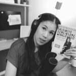 Mai Thi Nguyen-Kim Instagram - "Die kleinste gemeinsame Wirklichkeit" - daran habe ich über ein Jahr lang gearbeitet, mein bisher größtes Herzensprojekt. (Und der Grund dafür, dass ihr die letzten Monate so wenig von mir gehört habt.) Ich weiß nicht, wie es euch geht - aber mich frustriert nicht nur die Pandemie, sondern auch das angespannte Debattenklima. Wir verlieren die Fähigkeit, uns auf wissenschaftliche Fakten zu einigen, gleichzeitig halten wir verbissen an persönlichen Meinungen fest, als seien sie Naturgesetze. Deswegen habe ich mich in diesem Buch auf die Suche begeben nach der kleinsten gemeinsamen Wirklichkeit. Es soll nicht zur Kontroverse beitragen, sondern - im Gegenteil - Hitze rausnehmen. Ich wollte nicht nur herausfinden, worauf wir uns tatsächlich einigen können, sondern auch - und das ist eigentlich viel spannender -, wo die Fakten aufhören, wo Zahlen und wissenschaftliche Erkenntnisse noch fehlen, wo wir unterschiedliche Meinungen aushalten sollten oder vielleicht sogar wieder Spaß daran finden, sie uns sportlich gegenseitig an den Kopf zu werfen. Ich bin davon überzeugt, dass man vielleicht nicht weniger, aber dafür besser, konstruktiver, lösungsorientierter streiten kann, wenn man eine kleinste gemeinsame Wirklichkeit teilt. Es war so verdammt viel Arbeit, dass ich denke, dass ich nie wieder ein Buch schreiben will 😄 Aber umso stolzer bin ich gerade, dass ich es geschafft habe und dass ich es nun tatsächlich in den Händen halten kann. Es kommt offiziell am Montag, am 1. März, raus, aber es ist jetzt schon überall verfügbar - Werbung! - Link im Profil. Ich bin so gespannt, was ihr sagt, Freunde der Sonne. Ich wünsche euch ganz viel Spaß beim Lesen.  #kleinstegemeinsamewirklichkeit