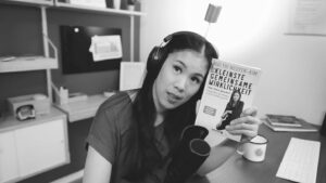 Mai Thi Nguyen-Kim Instagram - "Die kleinste gemeinsame Wirklichkeit" - daran habe ich über ein Jahr lang gearbeitet, mein bisher größtes Herzensprojekt. (Und der Grund dafür, dass ihr die letzten Monate so wenig von mir gehört habt.)

Ich weiß nicht, wie es euch geht - aber mich frustriert nicht nur die Pandemie, sondern auch das angespannte Debattenklima. Wir verlieren die Fähigkeit, uns auf wissenschaftliche Fakten zu einigen, gleichzeitig halten wir verbissen an persönlichen Meinungen fest, als seien sie Naturgesetze.
Deswegen habe ich mich in diesem Buch auf die Suche begeben nach der kleinsten gemeinsamen Wirklichkeit. Es soll nicht zur Kontroverse beitragen, sondern - im Gegenteil - Hitze rausnehmen. Ich wollte nicht nur herausfinden, worauf wir uns tatsächlich einigen können, sondern auch - und das ist eigentlich viel spannender -, wo die Fakten aufhören, wo Zahlen und wissenschaftliche Erkenntnisse noch fehlen, wo wir unterschiedliche Meinungen aushalten sollten oder vielleicht sogar wieder Spaß daran finden, sie uns sportlich gegenseitig an den Kopf zu werfen. Ich bin davon überzeugt, dass man vielleicht nicht weniger, aber dafür besser, konstruktiver, lösungsorientierter streiten kann, wenn man eine kleinste gemeinsame Wirklichkeit teilt.

Es war so verdammt viel Arbeit, dass ich denke, dass ich nie wieder ein Buch schreiben will 😄 Aber umso stolzer bin ich gerade, dass ich es geschafft habe und dass ich es nun tatsächlich in den Händen halten kann. Es kommt offiziell am Montag, am 1. März, raus, aber es ist jetzt schon überall verfügbar - Werbung! - Link im Profil. Ich bin so gespannt, was ihr sagt, Freunde der Sonne. Ich wünsche euch ganz viel Spaß beim Lesen. 

#kleinstegemeinsamewirklichkeit