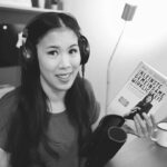 Mai Thi Nguyen-Kim Instagram – “Die kleinste gemeinsame Wirklichkeit” – daran habe ich über ein Jahr lang gearbeitet, mein bisher größtes Herzensprojekt. (Und der Grund dafür, dass ihr die letzten Monate so wenig von mir gehört habt.)

Ich weiß nicht, wie es euch geht – aber mich frustriert nicht nur die Pandemie, sondern auch das angespannte Debattenklima. Wir verlieren die Fähigkeit, uns auf wissenschaftliche Fakten zu einigen, gleichzeitig halten wir verbissen an persönlichen Meinungen fest, als seien sie Naturgesetze.
Deswegen habe ich mich in diesem Buch auf die Suche begeben nach der kleinsten gemeinsamen Wirklichkeit. Es soll nicht zur Kontroverse beitragen, sondern – im Gegenteil – Hitze rausnehmen. Ich wollte nicht nur herausfinden, worauf wir uns tatsächlich einigen können, sondern auch – und das ist eigentlich viel spannender -, wo die Fakten aufhören, wo Zahlen und wissenschaftliche Erkenntnisse noch fehlen, wo wir unterschiedliche Meinungen aushalten sollten oder vielleicht sogar wieder Spaß daran finden, sie uns sportlich gegenseitig an den Kopf zu werfen. Ich bin davon überzeugt, dass man vielleicht nicht weniger, aber dafür besser, konstruktiver, lösungsorientierter streiten kann, wenn man eine kleinste gemeinsame Wirklichkeit teilt.

Es war so verdammt viel Arbeit, dass ich denke, dass ich nie wieder ein Buch schreiben will 😄 Aber umso stolzer bin ich gerade, dass ich es geschafft habe und dass ich es nun tatsächlich in den Händen halten kann. Es kommt offiziell am Montag, am 1. März, raus, aber es ist jetzt schon überall verfügbar – Werbung! – Link im Profil. Ich bin so gespannt, was ihr sagt, Freunde der Sonne. Ich wünsche euch ganz viel Spaß beim Lesen. 

#kleinstegemeinsamewirklichkeit