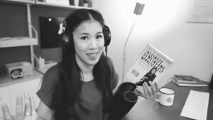 Mai Thi Nguyen-Kim Instagram - "Die kleinste gemeinsame Wirklichkeit" - daran habe ich über ein Jahr lang gearbeitet, mein bisher größtes Herzensprojekt. (Und der Grund dafür, dass ihr die letzten Monate so wenig von mir gehört habt.)

Ich weiß nicht, wie es euch geht - aber mich frustriert nicht nur die Pandemie, sondern auch das angespannte Debattenklima. Wir verlieren die Fähigkeit, uns auf wissenschaftliche Fakten zu einigen, gleichzeitig halten wir verbissen an persönlichen Meinungen fest, als seien sie Naturgesetze.
Deswegen habe ich mich in diesem Buch auf die Suche begeben nach der kleinsten gemeinsamen Wirklichkeit. Es soll nicht zur Kontroverse beitragen, sondern - im Gegenteil - Hitze rausnehmen. Ich wollte nicht nur herausfinden, worauf wir uns tatsächlich einigen können, sondern auch - und das ist eigentlich viel spannender -, wo die Fakten aufhören, wo Zahlen und wissenschaftliche Erkenntnisse noch fehlen, wo wir unterschiedliche Meinungen aushalten sollten oder vielleicht sogar wieder Spaß daran finden, sie uns sportlich gegenseitig an den Kopf zu werfen. Ich bin davon überzeugt, dass man vielleicht nicht weniger, aber dafür besser, konstruktiver, lösungsorientierter streiten kann, wenn man eine kleinste gemeinsame Wirklichkeit teilt.

Es war so verdammt viel Arbeit, dass ich denke, dass ich nie wieder ein Buch schreiben will 😄 Aber umso stolzer bin ich gerade, dass ich es geschafft habe und dass ich es nun tatsächlich in den Händen halten kann. Es kommt offiziell am Montag, am 1. März, raus, aber es ist jetzt schon überall verfügbar - Werbung! - Link im Profil. Ich bin so gespannt, was ihr sagt, Freunde der Sonne. Ich wünsche euch ganz viel Spaß beim Lesen. 

#kleinstegemeinsamewirklichkeit