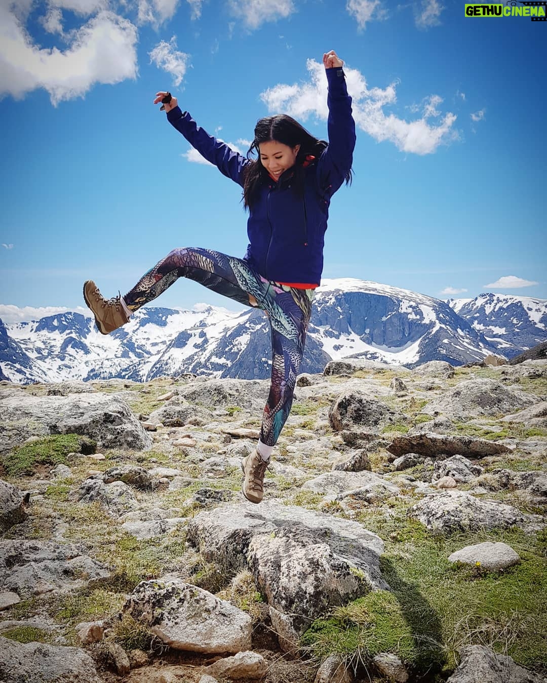 Mai Thi Nguyen-Kim Instagram - Freunde der Sonne, seht es mir nach, dass #maiLab die nächsten Wochen etwas unregelmäßig kommt - ich muss ein wenig durch die Rocky Mountains springen 🐸
