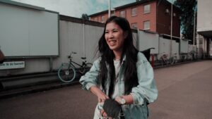 Mai Thi Nguyen-Kim Instagram - Waaaah morgen ist es soweit!!! 😱Bin vorfreudig und nervös. 
Falls ihr nicht bis zum Release der @maithinkx Premiere warten könnt (18:00 online auf #maiLab und in der ZDF-Mediathek , 22:15 im TV auf @zdfneo), könnt ihr ➡️ @dechangeman ⬅️ folgen & seinen YouTube-Kanal DeChangeman abonnieren. Morgen um 12:00 gibt es da einen special Blick hinter die Kulissen, wie es ihn sonst nirgends gibt. #getinside

📸 Fotos aus GET INSIDE Folge 2, @dechangeman
