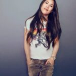 Mai Thi Nguyen-Kim Instagram - Ich war übrigens nicht weg, ich war nur fleißig am Recherchieren und Schreiben. Bei der aktuellen Weltlage würde ich mich gern noch länger im Redaktionsloch verkriechen, aber es wird Zeit für #maithinkX Staffel 2 💪 Ich bin super stolz, was wir im Team bei @maithinkx (⬅️ bitte folgen, danke) geschafft haben und hoffe, ihr seid wieder am Start. 📺 22:15 @ZDFneo einschalten oder ab 18:00 in der @ZDFmediathek streamen ---- Foto Credit: @jenskochphoto / ZDF Styling: @cordulaschill_styling