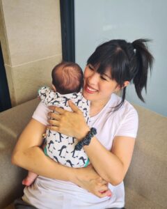 Mai Thi Nguyen-Kim Instagram - Baby Nr. 2 ist da! Seit 9 Wochen haben wir neue Füße im Haus und wenn man genau hinschaut, hängt da ein ganzer kleiner Mensch dran. 10/10 would recommend