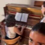 Maia Reficco Instagram - @merygranados nos regaló el regalo más lindo d todos y pudimos cantar su cancion tan hermosa entre las 3 @camilu 😭❤️ ya esta ‘harta (live session)’ disponible en dnd t guste escuchar musica o ver vídeos!!!! lo q quieras!!!!!