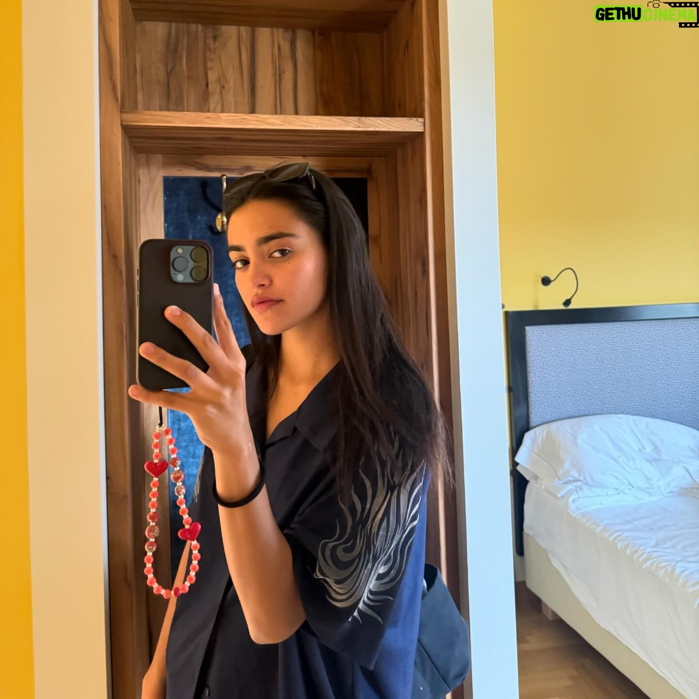 Maia Reficco Instagram - con cara d cansada y frutillas en las rodillas de caerme del maldito monopatin ese pero sobretodo contenta!!!!!!!!!