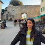 Maia Reficco Instagram - con cara d cansada y frutillas en las rodillas de caerme del maldito monopatin ese pero sobretodo contenta!!!!!!!!!
