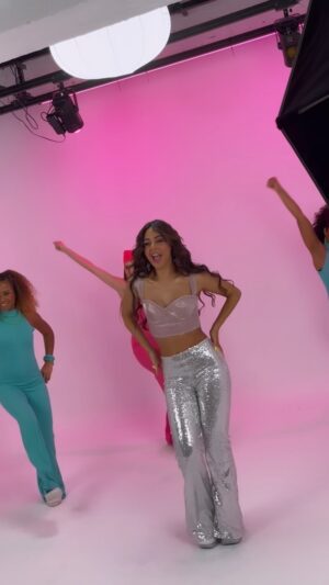 Mais Hamdan Instagram - كواليس اغنيه #شيك_ومهندم …اسمعو الاغنيه على قناتي اليوتيوب اللينك في البيو 
Choreography @wanderwithmay @theactbyads 

#ميس_حمدان #شيك_ومهندم #mimitta #maishamdan