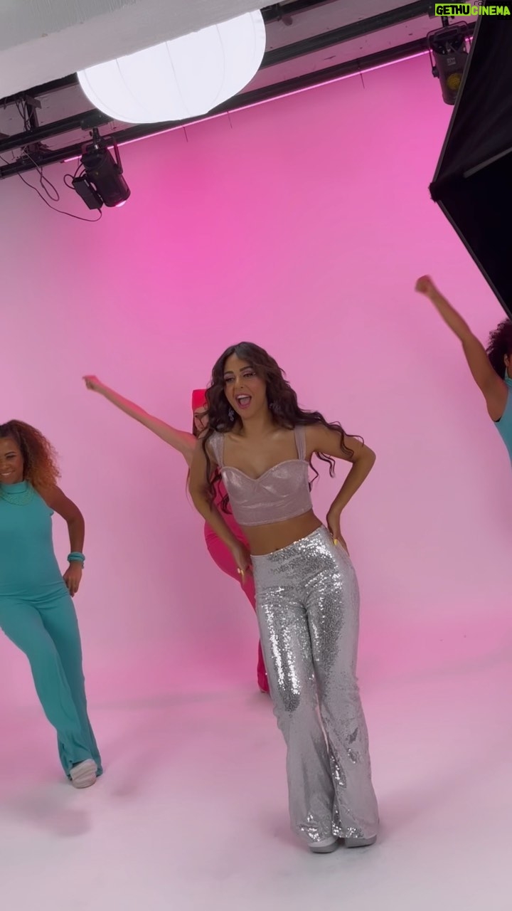 Mais Hamdan - 29.8K Likes - كواليس اغنيه #شيك_ومهندم …اسمعو الاغنيه على قناتي اليوتيوب اللينك في البيو
Choreography @wanderwithmay @theactbyads
#ميس_حمدان #شيك_ومهندم #mimitta #maishamdan