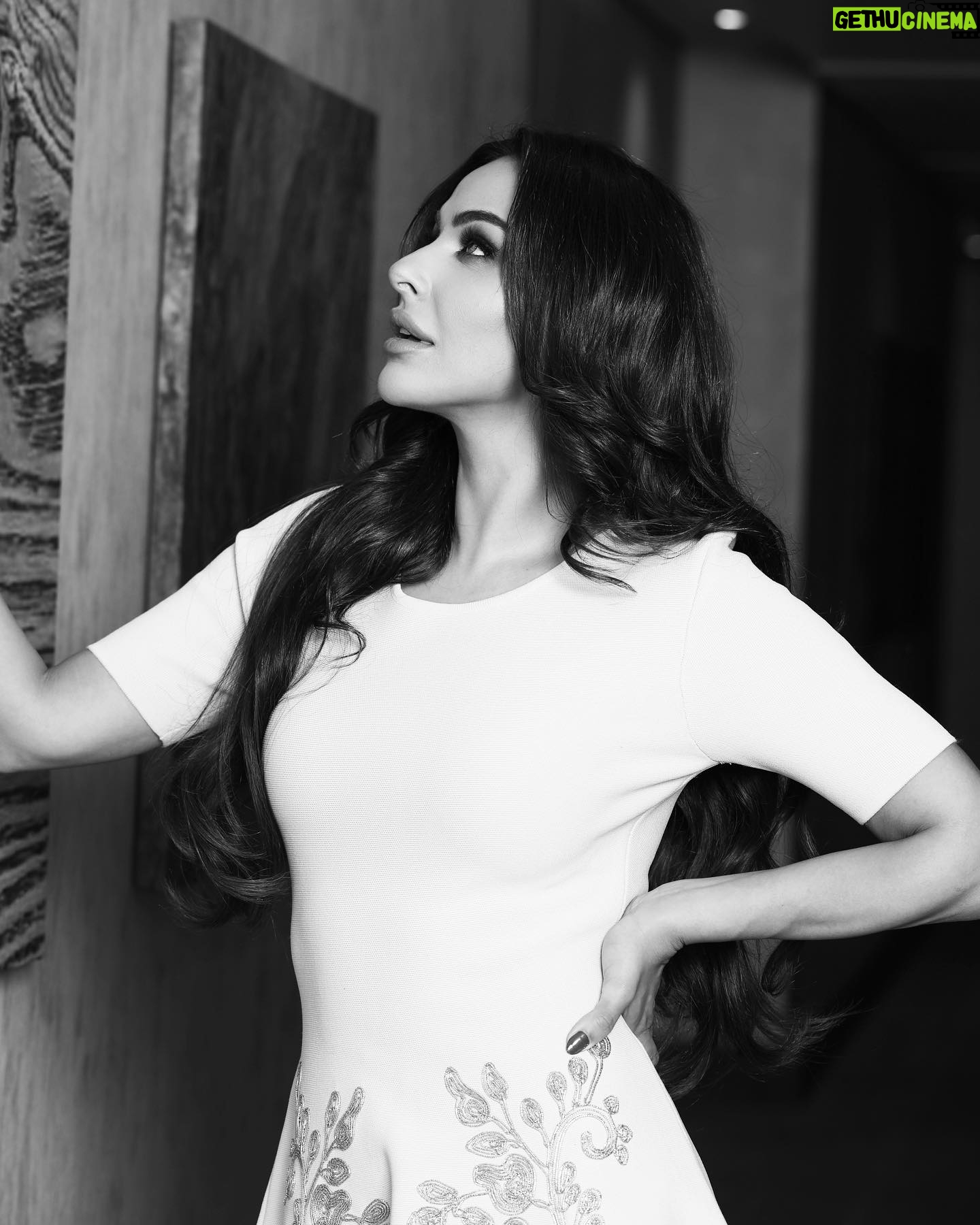 Mais Hamdan Instagram - I look more Indian ,khaleeji or Egyptian in this outfit ? 🤔 شكلي هندي / خليجي / مصري ØŸ @soma_photography19 @manargamilmakeupartist #maishamdan #mimitta #ميس_ØÙ…دان #النسر