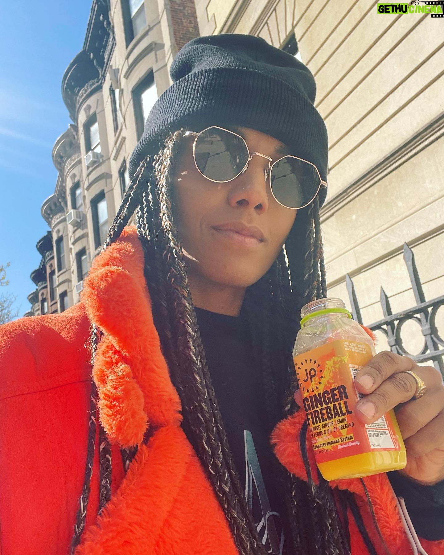 Maisie Richardson-Sellers Instagram - New York lets go 🏡🗝