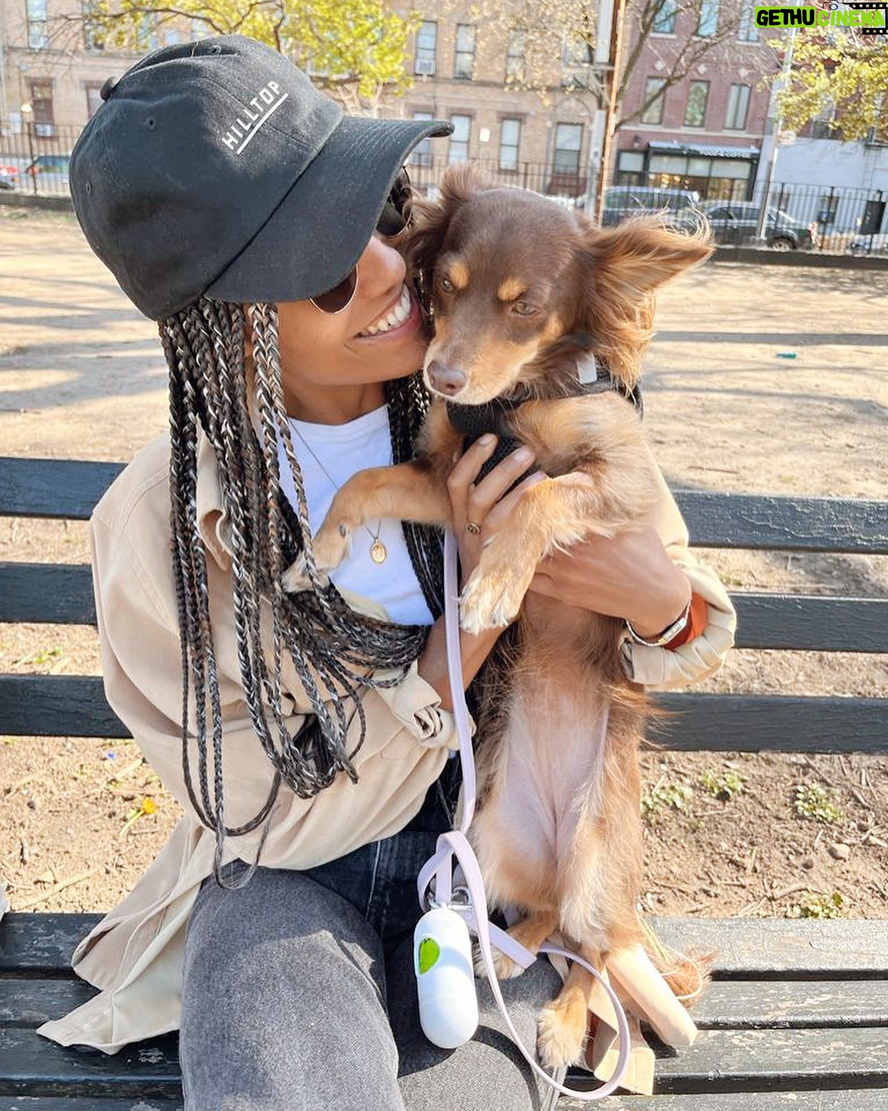 Maisie Richardson-Sellers Instagram - New York lets go 🏡🗝