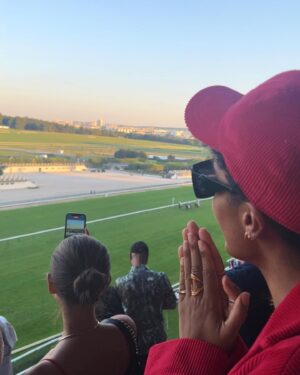 Maisie Richardson-Sellers Instagram - A dreamy Parisian evening at the races with @longchamp 🐎 didn’t win, guess that means I’ll have to come back..? 😏#LongchampAtTheRaces #ad