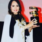 Majdouline Idrissi Instagram - Je suis honorée par l’hommage qui m’a été rendu lors de la 18 ème édition du festival international cinéma et migrations Agadir . Je tenais à remercier les organisateurs de ce festival pour leur engagement 💕 @tahar.benjelloun @samynacerioff @kamal.hachkar @drissroukhe @bilalmarmid