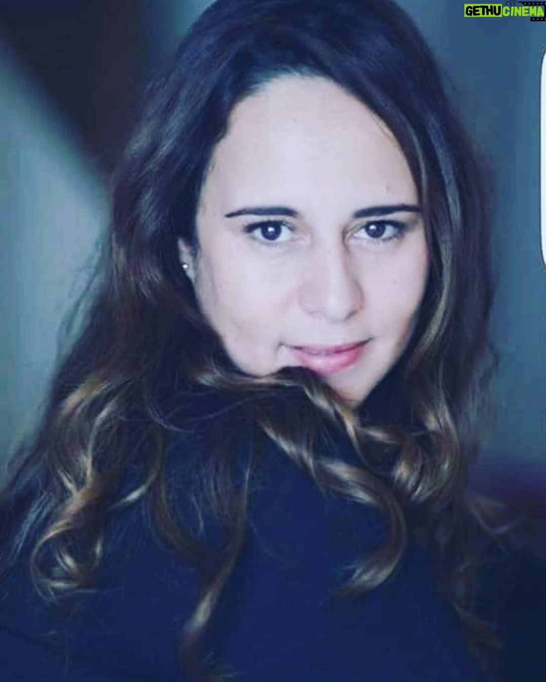 Majdouline Idrissi Instagram - 💁♀️ "La beauté d'une femme n'est pas dans les vêtements qu'elle porte, son visage ou sa façon d'arranger ses cheveux. La beauté d'une femme se voit dans ses yeux, car c'est la porte ouverte sur son coeur, l'endroit où est son amour. La beauté d'une femme n'est pas dans son maquillage, mais dans la vraie beauté de son âme. C'est la tendresse qu'elle donne, l'amour, la passion qu'elle exprime." ~ Audrey Hepburn ~ - - - #naturelle#confidence#authentic#selfcare#life#smile#bonheur#passion#eyes#soul#love#shooting#film#morocco#maroc