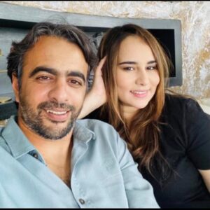 Majdouline Idrissi Instagram - Omar et Houda le couple de l année😂dans la série #souratek bin iiniya # de @khallaf.said avec mon ami @fehdbenchemsi @ayoublayoussifi @bouthayna.elyaagoubi @hind__benjbara @hajarmasdouki.officiel @farida_bouazzaoui @aminebenjelloun_official 

#cinema #acting #actress #series #newcaracter #goodvibes #couplegoals #script #love #patience #team #aventuretime