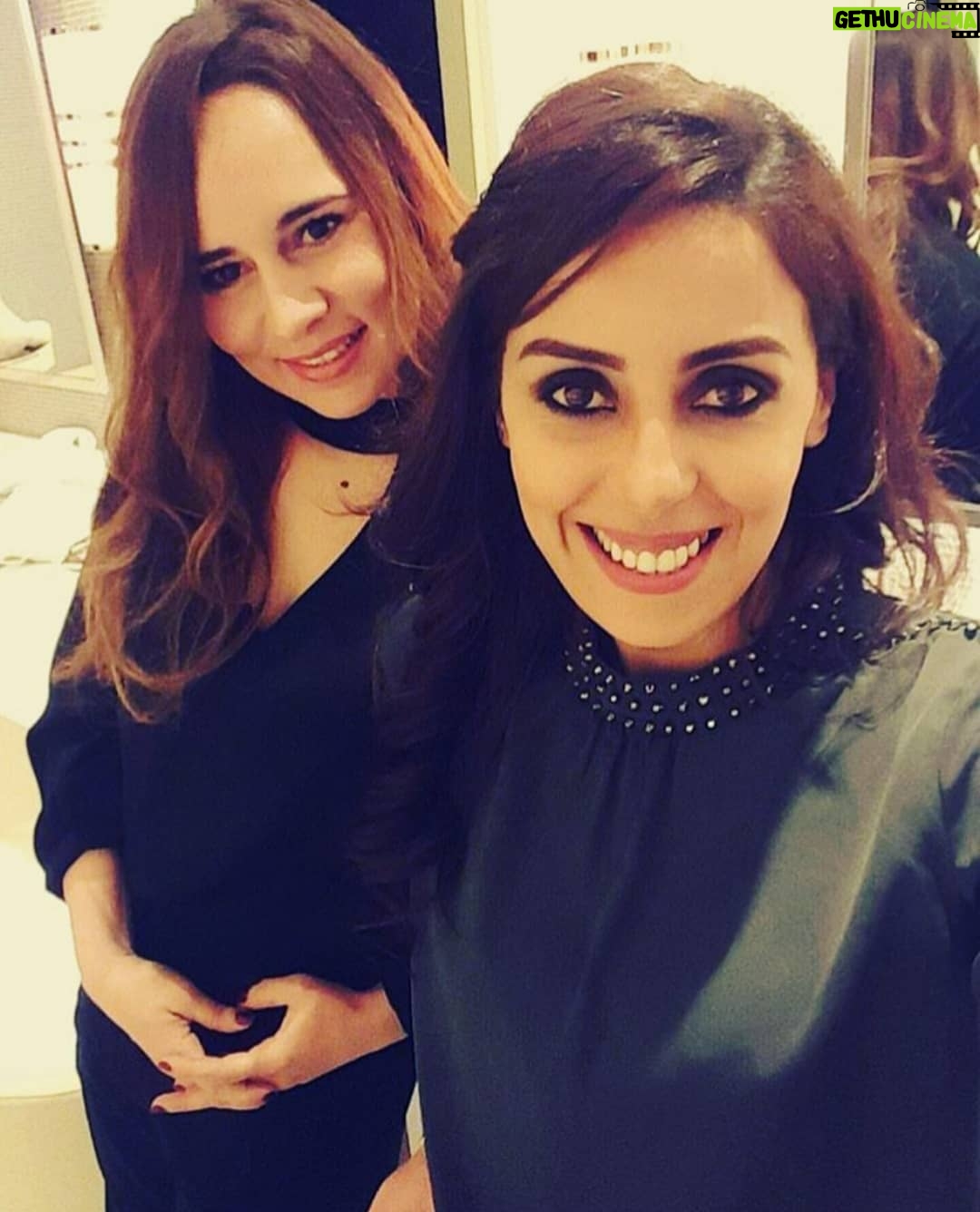 Majdouline Idrissi Instagram - Beauties đ Vous ne rĂȘvez pas, vous ĂȘtes bien au pays des merveilles @fadoua.taleb Avez-vous regardĂ© ce film ? - - - - #lifestyle#beauty#friends#glamour#smile#chic#love#happiness#film#allblack#wonderland#morocco#maroc#casablanca