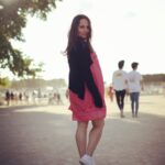 Majdouline Idrissi Instagram - "Parfois il est essentiel de s'arrêter et prendre un moment pour regarder en arrière, regarder tout ce que l'on a accompli et en être fier. Pour pouvoir ainsi repartir de l'avant en étant rempli de gratitude et de confiance." Entre le métier d'actrice et philosophe il n'y a qu'un pas.. 🤔🤓 - - #philosophe #today #inspiration #summer #fun #humour #shiny #day #goodvibes #grateful #artist #love #holiday #paris #maghreb #rabat #morocco