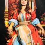 Majdouline Idrissi Instagram - Rien ne peut égaler l'élégance d'une femme quand elle est dans sa tenue traditionnelle. 👌 Ma mère me disait toujours que les caftans n'allaient qu'aux femmes grandes de taille, depuis je préfère me prendre en photo assise quand je suis en tenue traditionnelle. 😂 - - #caftan #marocain #tenue #traditionnel #style #chic #elegant #woman #inspiration #photography #session #makeup #instabeauty #artist #love #maghreb #morocco