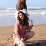 Majdouline Idrissi Instagram – Séance photo improvisée à la plage 🤭
Deux styles assez différents mais avec le même grain de folie… c’est pourquoi j’apprécie autant @ibtissamlaroussi1 🙌😍
Encore beaucoup de projets à faire ensemble !!
–
–
#photography #natural #smile #love #friends #happiness #sunshine #ocean #heart #goodvibes #lifestyle #instant #capture #maghreb #casablanca #rabat #morocco