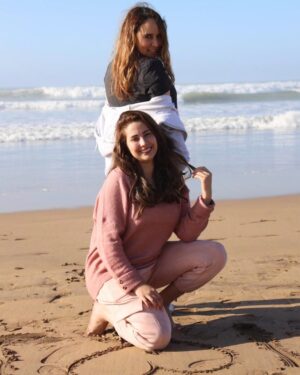Majdouline Idrissi Instagram - Séance photo improvisée à la plage 🤭
Deux styles assez différents mais avec le même grain de folie... c'est pourquoi j'apprécie autant @ibtissamlaroussi1 🙌😍
Encore beaucoup de projets à faire ensemble !!
-
-
#photography #natural #smile #love #friends #happiness #sunshine #ocean #heart #goodvibes #lifestyle #instant #capture #maghreb #casablanca #rabat #morocco