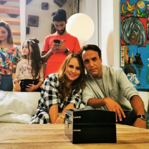 Majdouline Idrissi Instagram - Mum, Dad & Kids 😂
Hâte de vous faire découvrir un tout nouveau projet avec la chaîne MBC5, réalisé par une personne que j'adore @hichameljebbari
Je suis aussi très contente d'avoir travaillée avec une belle équipe @simosedraty @salma.sairiofficial @tasnim_cheham @saidaitbajja1 et sans oublier bien sûr mon acteur préféré @azizhattabofficiel 🙌
-
-
#teasing #soon #cinema #comedie #film #serie #acting #family #picture #friends #artiste #fun #love #passion #mbc5 #maghreb #morocco