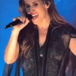 Malú Instagram – A Todo Sí junto a @_maluoficial_!!! Enhorabuena por otro sold out!!! Felices de compartir contigo!!! Mañana… Sevilla!!! 🤟🏻🤟🏻🤟🏻 #ATodoSíTour