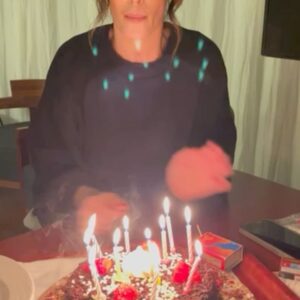 Malú Instagram - Mi deseo ha sido seguir y disfrutando la vida, mi gente, mi familia, la música… Gracias por tantos mensajes y tanto cariño! Cumplo 42 años feliz, en un escenario y con mi familia y amigos , con salud… No se puede pedir más… Vamos a por la vida mi gente! 🤟🏼❤️