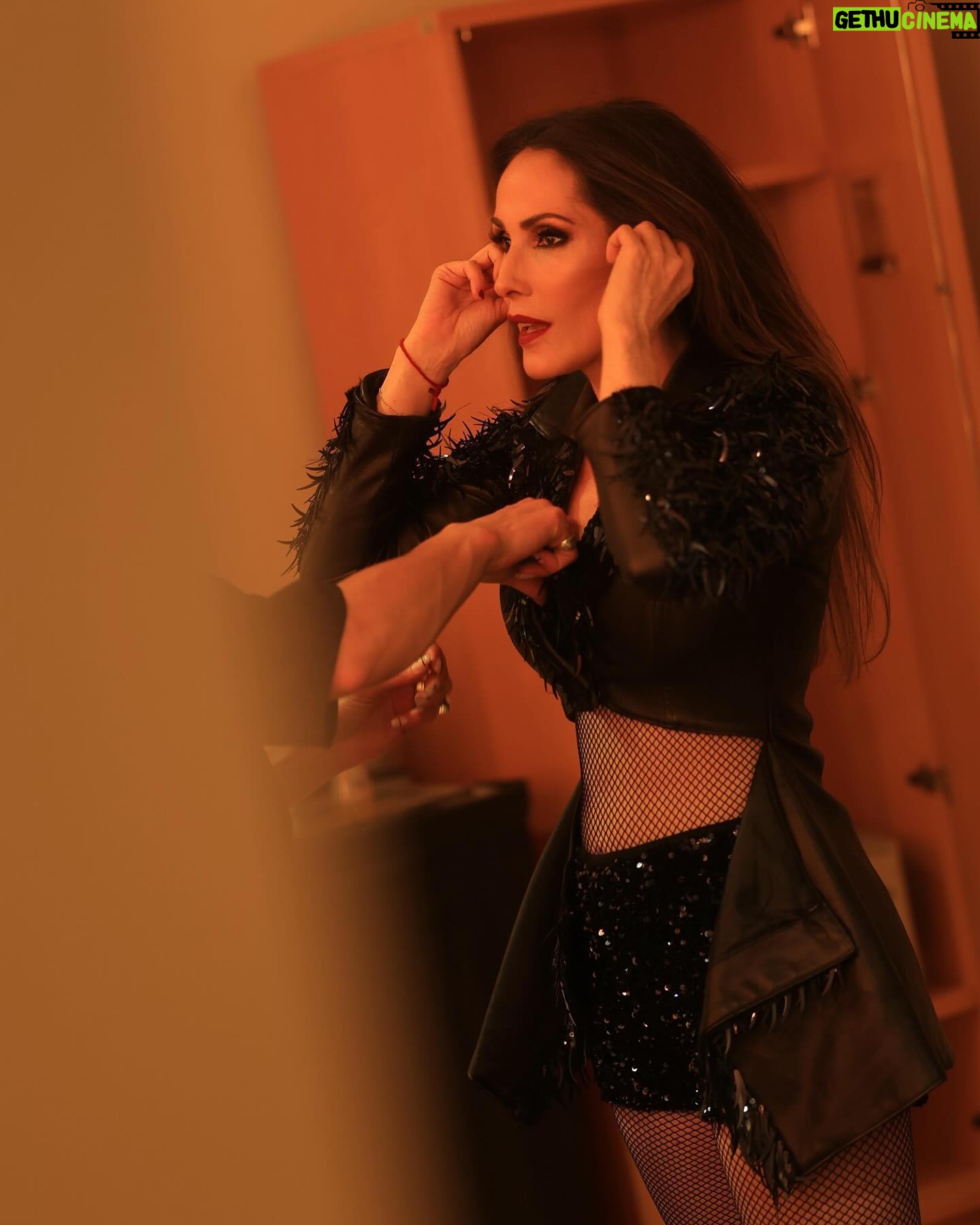 Malú Instagram - Valencia!!! Q gran primera noche juntos!!!! Increíble como siempre!!!! Ganas de volver a vernos mañanaaaaaaaa! Vamoooooooos!!! 🤟🏼🤟🏼🤟🏼