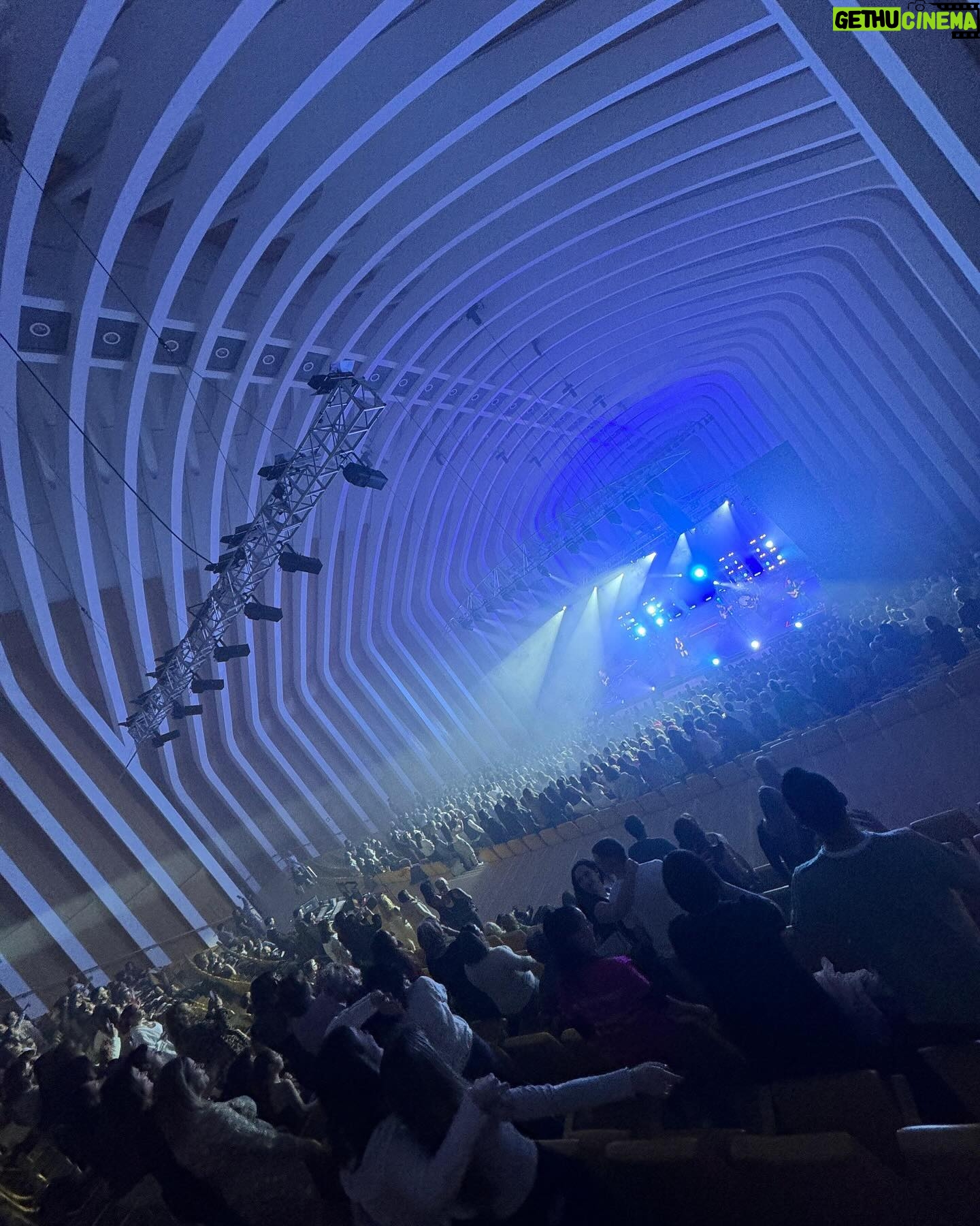 Malú Instagram - Valencia!!! Q gran primera noche juntos!!!! Increíble como siempre!!!! Ganas de volver a vernos mañanaaaaaaaa! Vamoooooooos!!! 🤟🏼🤟🏼🤟🏼