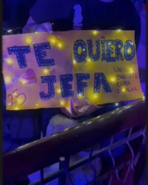 Malú Instagram - Benidorm!!!!! Q gran nocheeeeeee!!!
Gracias por acompañarnos en esta gira tan bonita y especial… Sigamos celebrando juntos!!!! Ganas de más!!!! 🤟🏼🤟🏼🤟🏼