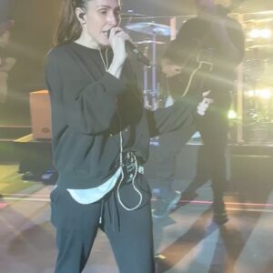 Malú Instagram - Benidorm!!!!! Q gran nocheeeeeee!!!
Gracias por acompañarnos en esta gira tan bonita y especial… Sigamos celebrando juntos!!!! Ganas de más!!!! 🤟🏼🤟🏼🤟🏼