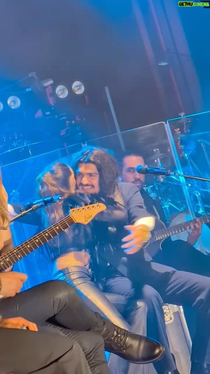 Malú Instagram - Gracias @israelfernandezcantaor por acompañarme en una noche tan especial, por ser arte y magia pero sobre todo por compartirlo con nosotros… Como estos momentos, todo el rato 🙏🏼🙏🏼🙏🏼 Te camelo amigo!! ❤️ PD: para próxima no se me olvida ponerte pistachos y chuches 🤣🤣🤣