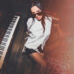 Mala Rodríguez Instagram - Camina plácido entre el ruido y la prisa, y piensa en la paz que se puede encontrar en el silencio. En cuanto sea posible y sin rendirte, mantén buenas relaciones con todas las personas. Enuncia tu verdad de una manera serena y clara, y escucha a los demás, incluso al torpe e ignorante, también ellos tienen su propia historia. Esquiva a las personas ruidosas y agresivas, pues son un fastidio para el espíritu. Si te comparas con los demás, te volverás vano y amargado pues siempre habrá personas más grandes y más pequeñas que tú. Disfruta de tus éxitos, lo mismo que de tus planes. Mantén el interés en tu propia carrera, por humilde que sea, ella es un verdadero tesoro en el fortuito cambiar de los tiempos. Sé cauto en tus negocios, pues el mundo está lleno de engaños. Más no dejes que esto te vuelva ciego para la virtud que existe, hay muchas personas que se esfuerzan por alcanzar nobles ideales, la vida está llena de heroísmo. Sé sincero contigo mismo, en especial no finjas el afecto, y no seas cínico en el amor, pues en medio de todas las arideces y desengaños, es perenne como la hierba. Acata dócilmente el consejo de los años, abandonando con donaire las cosas de la juventud. Cultiva la firmeza del espíritu para que te proteja de las adversidades repentinas, más no te agotes con pensamientos oscuros, muchos temores nacen de la fatiga y la soledad. Sobre una sana disciplina, sé benigno contigo mismo. Tú eres una criatura del universo, no menos que las plantas y las estrellas, tienes derecho a existir, y sea que te resulte claro o no, indudablemente el universo marcha como debiera. Por eso debes estar en paz con Dios, cualquiera que sea tu idea de Él, y sean cualesquiera tus trabajos y aspiraciones, conserva la paz con tu alma en la bulliciosa confusión de la vida. Aún con todas sus farsas, penalidades y sueños fallidos, el mundo es todavía hermoso. Sé cauto. Esfuérzate por ser feliz #desiderata