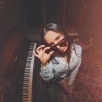 Mala Rodríguez Instagram - Camina plácido entre el ruido y la prisa, y piensa en la paz que se puede encontrar en el silencio. En cuanto sea posible y sin rendirte, mantén buenas relaciones con todas las personas. Enuncia tu verdad de una manera serena y clara, y escucha a los demás, incluso al torpe e ignorante, también ellos tienen su propia historia. Esquiva a las personas ruidosas y agresivas, pues son un fastidio para el espíritu. Si te comparas con los demás, te volverás vano y amargado pues siempre habrá personas más grandes y más pequeñas que tú. Disfruta de tus éxitos, lo mismo que de tus planes. Mantén el interés en tu propia carrera, por humilde que sea, ella es un verdadero tesoro en el fortuito cambiar de los tiempos. Sé cauto en tus negocios, pues el mundo está lleno de engaños. Más no dejes que esto te vuelva ciego para la virtud que existe, hay muchas personas que se esfuerzan por alcanzar nobles ideales, la vida está llena de heroísmo. Sé sincero contigo mismo, en especial no finjas el afecto, y no seas cínico en el amor, pues en medio de todas las arideces y desengaños, es perenne como la hierba. Acata dócilmente el consejo de los años, abandonando con donaire las cosas de la juventud. Cultiva la firmeza del espíritu para que te proteja de las adversidades repentinas, más no te agotes con pensamientos oscuros, muchos temores nacen de la fatiga y la soledad. Sobre una sana disciplina, sé benigno contigo mismo. Tú eres una criatura del universo, no menos que las plantas y las estrellas, tienes derecho a existir, y sea que te resulte claro o no, indudablemente el universo marcha como debiera. Por eso debes estar en paz con Dios, cualquiera que sea tu idea de Él, y sean cualesquiera tus trabajos y aspiraciones, conserva la paz con tu alma en la bulliciosa confusión de la vida. Aún con todas sus farsas, penalidades y sueños fallidos, el mundo es todavía hermoso. Sé cauto. Esfuérzate por ser feliz #desiderata