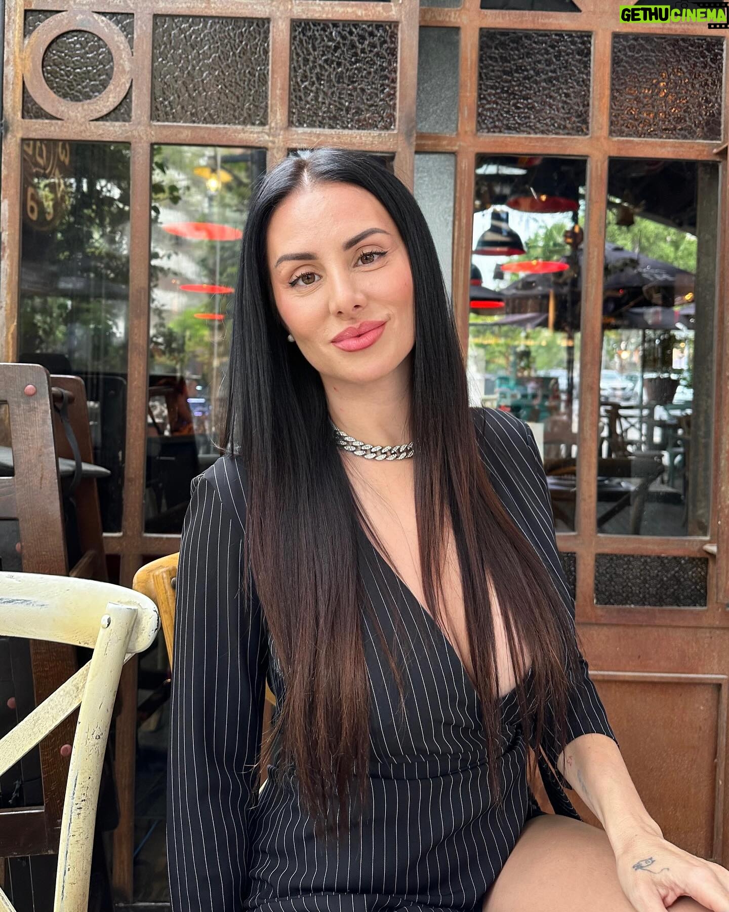Mala Rodríguez - 110K Likes - Nací en Jerez de la Frontera y vengo de una familia humilde, mi mamá me tuvo sola con 17 y me enseñó que nada es imposible, pintaba trenes cuando era menor y me gustaba escribir letras, me encantaba correr, el fútbol y montar en bicicleta, me fui de casa a los 19, me enamore con 22, fui madre con 24, y los crie sola a los dos, este mundo no es fácil si eres una mujer valiente pero no hay tiempo para llorar ni para dejarse vencer. Muchas veces pensé en dejarlo y no sentir culpa pero la música siempre me hacía tanto bien… siempre me hizo mejor ademas el dinero no llena, necesitamos mucho más que llenar solo la nevera. Yo soy espiritual y creo en Dios y creo en dar y me jode que la gente no pille que podemos estar mal, pasando por algo dificil y no se pare a pensar que con una simple sonrisa todo puede cambiar 🤍