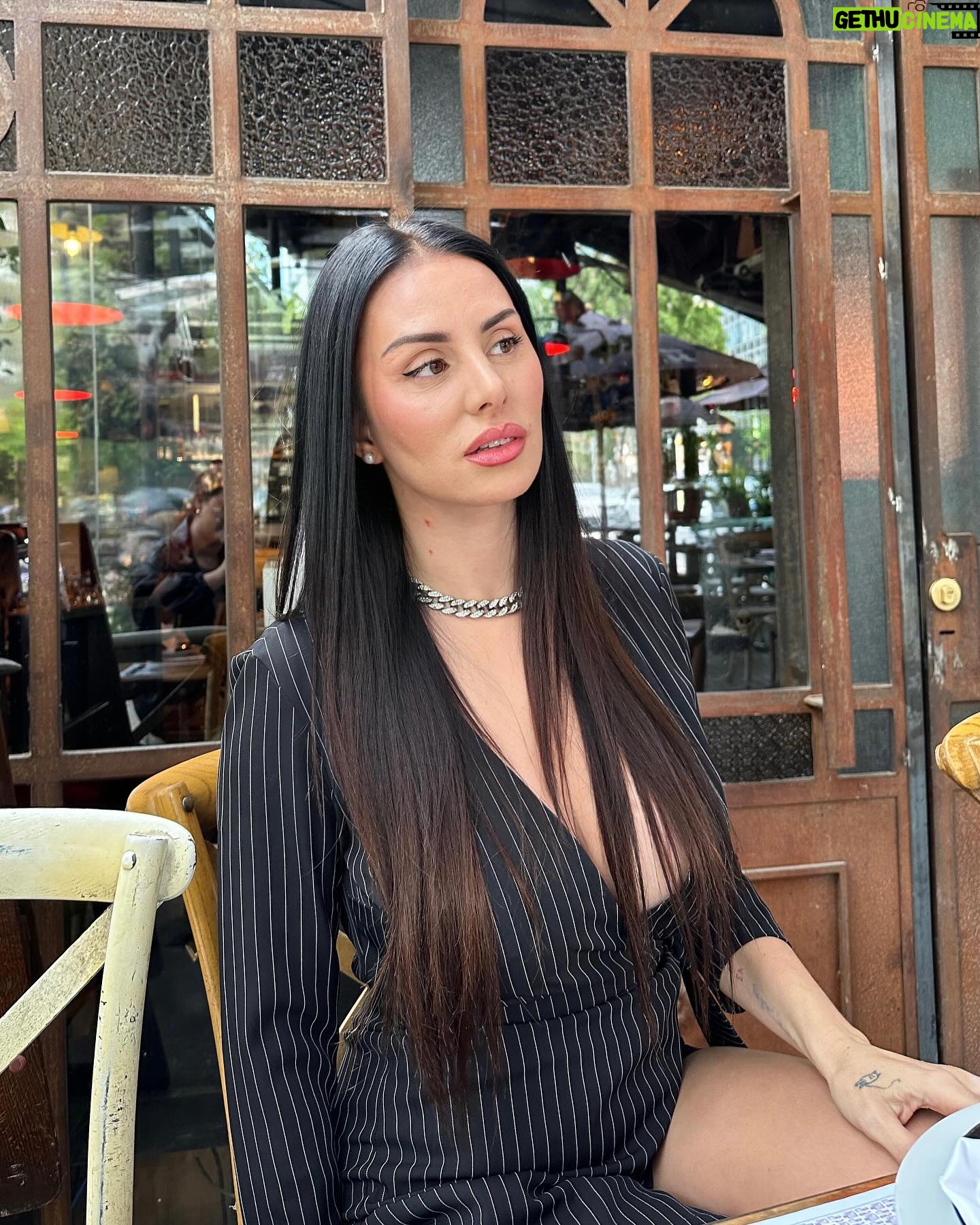 Mala Rodríguez - 110K Likes - Nací en Jerez de la Frontera y vengo de una familia humilde, mi mamá me tuvo sola con 17 y me enseñó que nada es imposible, pintaba trenes cuando era menor y me gustaba escribir letras, me encantaba correr, el fútbol y montar en bicicleta, me fui de casa a los 19, me enamore con 22, fui madre con 24, y los crie sola a los dos, este mundo no es fácil si eres una mujer valiente pero no hay tiempo para llorar ni para dejarse vencer. Muchas veces pensé en dejarlo y no sentir culpa pero la música siempre me hacía tanto bien… siempre me hizo mejor ademas el dinero no llena, necesitamos mucho más que llenar solo la nevera. Yo soy espiritual y creo en Dios y creo en dar y me jode que la gente no pille que podemos estar mal, pasando por algo dificil y no se pare a pensar que con una simple sonrisa todo puede cambiar 🤍