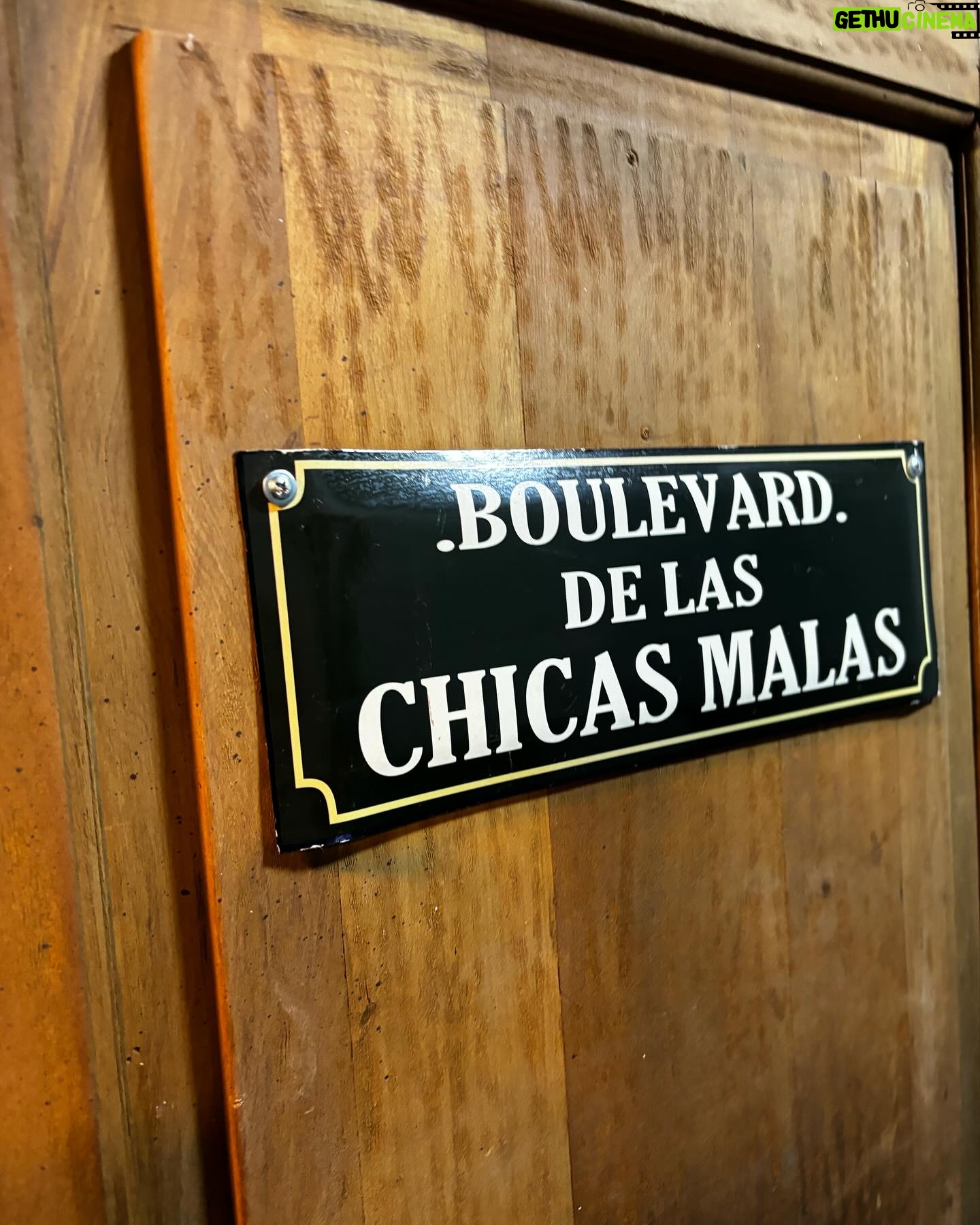 Mala Rodríguez - 110K Likes - Nací en Jerez de la Frontera y vengo de una familia humilde, mi mamá me tuvo sola con 17 y me enseñó que nada es imposible, pintaba trenes cuando era menor y me gustaba escribir letras, me encantaba correr, el fútbol y montar en bicicleta, me fui de casa a los 19, me enamore con 22, fui madre con 24, y los crie sola a los dos, este mundo no es fácil si eres una mujer valiente pero no hay tiempo para llorar ni para dejarse vencer. Muchas veces pensé en dejarlo y no sentir culpa pero la música siempre me hacía tanto bien… siempre me hizo mejor ademas el dinero no llena, necesitamos mucho más que llenar solo la nevera. Yo soy espiritual y creo en Dios y creo en dar y me jode que la gente no pille que podemos estar mal, pasando por algo dificil y no se pare a pensar que con una simple sonrisa todo puede cambiar 🤍