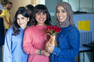 Malak Abu Zaid Instagram - -
انتهت قصة رنا في مسلسل #منت_رايق 🥹

شكرا لكم جميعاً من القلب لكل كاست العمل ، عشت معاكم احلى الكواليس بهذا العمل الممتع والخفيف وايد عالقلب ، كل الحب والشكر لمخرجتنا استاذه نهله @nahlaalfahad مشكوره على طاقتج الايجابيه ولانج كنتي دايما حريصه على نفسية الممثل وتهيئة الاجواء للمثليين باللوكيشن 

واشكر مؤلفتنا المبدعه @monaalnoofli على هالقصه الحلوه ورسمج لشخصية رنا الي وايد كانت قريبه مني وشكرا للمنتج الراقي الاستاذ يوسف الغيث @yousifalghaith  على انتاج هذا العمل المميز 

واكييييد لازم اشكر اختي ميوش @shaymaa_sulaiman الي كانت صج تعطينا من روحها الحلوه وتشجيعج لي ورا كل مشهد يااطيب اخت بالدنيا 

وخالتي شيوخ @mays.gumir اجمل خاله بالدنيا شكرا لانج كنتي السبب الرئيسي لرسم الضحكه بكل مشهد يااكثر وحده تساعدني بتنفيذ خططي🫣

شمردل عاد ( شمشون ) @abdulaziz.k.alnassar شكرا على خفة دمك ولانك بالصج كلش مو شمردلاوي 😂 ، وايد احب طاقتك وقطاتك علي

عمي عادل @shehab_hajjeya هذي مو اول مره نشتغل مع بعض وبكل عمل نشتغل فيه مع بعض اتعلم منك اكثر واكثر ، وايد احبك واحب الشغل معاك 

وليد @moe.kaz سوري على المقلب 🫣 ، وشكرا لانك كنت صديق لي واكثر واحد تشجعني ، الله يعلم شكثر اعزك وشكثر احب الشغل معاك 🫶🏻

ماانسى بوسعيد الي كله يصيدني وانا اسوي حركات غريبه ويصورني شكرا لك على لقطاتك الحلوه 🫶🏻 @azizalkhudhair 

واشكر باجي الممثلين الي ماالتقيت معاهم بمشاهد المسلسل ولكن انتوا ابدعتوا وشكرا على جهودكم 🫶🏻