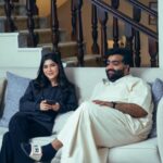 Malak Abu Zaid Instagram – –
انتهت قصة رنا في مسلسل #منت_رايق 🥹

شكرا لكم جميعاً من القلب لكل كاست العمل ، عشت معاكم احلى الكواليس بهذا العمل الممتع والخفيف وايد عالقلب ، كل الحب والشكر لمخرجتنا استاذه نهله @nahlaalfahad مشكوره على طاقتج الايجابيه ولانج كنتي دايما حريصه على نفسية الممثل وتهيئة الاجواء للمثليين باللوكيشن 

واشكر مؤلفتنا المبدعه @monaalnoofli على هالقصه الحلوه ورسمج لشخصية رنا الي وايد كانت قريبه مني وشكرا للمنتج الراقي الاستاذ يوسف الغيث @yousifalghaith  على انتاج هذا العمل المميز 

واكييييد لازم اشكر اختي ميوش @shaymaa_sulaiman الي كانت صج تعطينا من روحها الحلوه وتشجيعج لي ورا كل مشهد يااطيب اخت بالدنيا 

وخالتي شيوخ @mays.gumir اجمل خاله بالدنيا شكرا لانج كنتي السبب الرئيسي لرسم الضحكه بكل مشهد يااكثر وحده تساعدني بتنفيذ خططي🫣

شمردل عاد ( شمشون ) @abdulaziz.k.alnassar شكرا على خفة دمك ولانك بالصج كلش مو شمردلاوي 😂 ، وايد احب طاقتك وقطاتك علي

عمي عادل @shehab_hajjeya هذي مو اول مره نشتغل مع بعض وبكل عمل نشتغل فيه مع بعض اتعلم منك اكثر واكثر ، وايد احبك واحب الشغل معاك 

وليد @moe.kaz سوري على المقلب 🫣 ، وشكرا لانك كنت صديق لي واكثر واحد تشجعني ، الله يعلم شكثر اعزك وشكثر احب الشغل معاك 🫶🏻

ماانسى بوسعيد الي كله يصيدني وانا اسوي حركات غريبه ويصورني شكرا لك على لقطاتك الحلوه 🫶🏻 @azizalkhudhair 

واشكر باجي الممثلين الي ماالتقيت معاهم بمشاهد المسلسل ولكن انتوا ابدعتوا وشكرا على جهودكم 🫶🏻