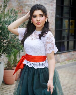 Malak Abu Zaid Instagram - كولكشن العيد الراقي والمميز 
من انامل المصممة 

@meeem.girls_clothes 

بعدسة 
@munera.photo 📸📸