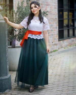 Malak Abu Zaid Instagram - كولكشن العيد الراقي والمميز 
من انامل المصممة 

@meeem.girls_clothes 

بعدسة 
@munera.photo 📸📸