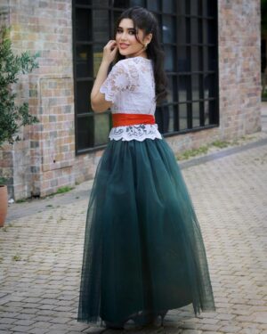 Malak Abu Zaid Instagram - كولكشن العيد الراقي والمميز 
من انامل المصممة 

@meeem.girls_clothes 

بعدسة 
@munera.photo 📸📸