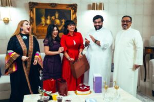 Malak Abu Zaid Instagram - -
انتهت قصة رنا في مسلسل #منت_رايق 🥹

شكرا لكم جميعاً من القلب لكل كاست العمل ، عشت معاكم احلى الكواليس بهذا العمل الممتع والخفيف وايد عالقلب ، كل الحب والشكر لمخرجتنا استاذه نهله @nahlaalfahad مشكوره على طاقتج الايجابيه ولانج كنتي دايما حريصه على نفسية الممثل وتهيئة الاجواء للمثليين باللوكيشن 

واشكر مؤلفتنا المبدعه @monaalnoofli على هالقصه الحلوه ورسمج لشخصية رنا الي وايد كانت قريبه مني وشكرا للمنتج الراقي الاستاذ يوسف الغيث @yousifalghaith  على انتاج هذا العمل المميز 

واكييييد لازم اشكر اختي ميوش @shaymaa_sulaiman الي كانت صج تعطينا من روحها الحلوه وتشجيعج لي ورا كل مشهد يااطيب اخت بالدنيا 

وخالتي شيوخ @mays.gumir اجمل خاله بالدنيا شكرا لانج كنتي السبب الرئيسي لرسم الضحكه بكل مشهد يااكثر وحده تساعدني بتنفيذ خططي🫣

شمردل عاد ( شمشون ) @abdulaziz.k.alnassar شكرا على خفة دمك ولانك بالصج كلش مو شمردلاوي 😂 ، وايد احب طاقتك وقطاتك علي

عمي عادل @shehab_hajjeya هذي مو اول مره نشتغل مع بعض وبكل عمل نشتغل فيه مع بعض اتعلم منك اكثر واكثر ، وايد احبك واحب الشغل معاك 

وليد @moe.kaz سوري على المقلب 🫣 ، وشكرا لانك كنت صديق لي واكثر واحد تشجعني ، الله يعلم شكثر اعزك وشكثر احب الشغل معاك 🫶🏻

ماانسى بوسعيد الي كله يصيدني وانا اسوي حركات غريبه ويصورني شكرا لك على لقطاتك الحلوه 🫶🏻 @azizalkhudhair 

واشكر باجي الممثلين الي ماالتقيت معاهم بمشاهد المسلسل ولكن انتوا ابدعتوا وشكرا على جهودكم 🫶🏻