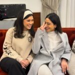 Malak Abu Zaid Instagram - - وخلص مسلسل #بعد_غيابك_عني 🥹 شكرا لكل الكاست على تعبكم ومجهودكم ، وشكرا لخالتي الهام @elhamalfadalah وعمي شهاب @shehabaljowhar على اختيارهم لي في دور " ياسمين " واتمنى اني كنت قد الثقه وايد استانست بالشغل معاكم ، كنتوا عايلتي الثانيه🫶🏻 ابوي واستاذي تركي اليوسف @trkealyousef شكرا لانك كنت اب حقيقي لي بالمسلسل وبالصج ، واايد فخوره اني اشتغلت معاك 🫶🏻 كل الشكر للكاتبه الرائعه الي ابدعت في كتابتها @alyaa_story ، ولانج كنتي معانا بالتصوير خطوه بخطوه وتتابعين شخصياتنا وتاخذين راينا ، انا عن نفسي وايد تعلقت بشخصية ياسمين وشخصيتها كانت قريبه من شخصيتي 🤭 ، مشكوره استاذه علياء على تعبج وان شاءالله نلتقي في اعمال قادمه🫶🏻 استاذي ومخرجنا @saedalhawwari حابه اشكرك على تعبك وكلامك الحلو لي ورا كل مشهد ، واتمنى نلتقي في اعمال قادمه🫶🏻 شكر موصول طبعا مدير ادارة انتاج #حسين_يونس @hussein.younes9 مدير تصوير #علاء الحوساني @alaahosany